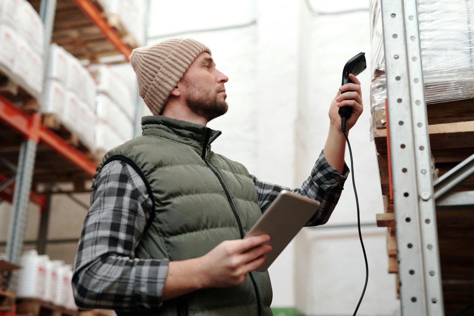 logistics worker tablet barcode scanner warehouse